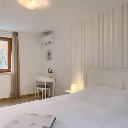 Zoa 4* Pula