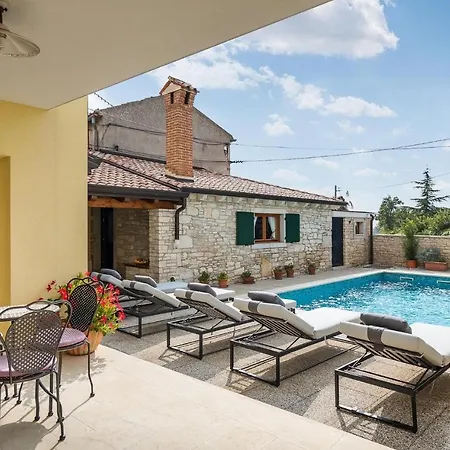 Zoa 4* Pula
